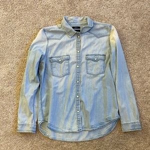 American Eagle Light Wash Chambray Button Up